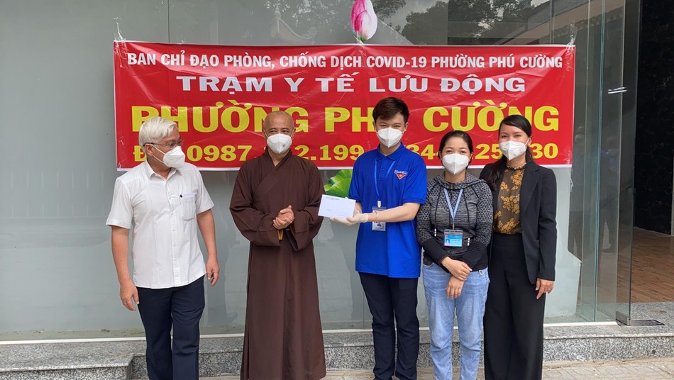 Ông Bí thư Tỉnh ủy đã có những phần quà hỗ trợ, động viên các y bác sĩ và các tình nguyện viên Ông Bí thư Tỉnh ủy đã có những phần quà hỗ trợ, động viên các y bác sĩ và các tình nguyện viên