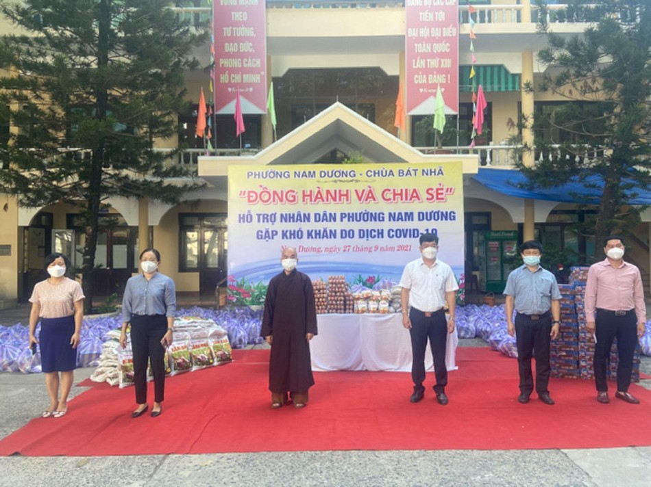 Chùa Phổ Quang trao tặng 800 phần quà đến bà con khó khăn bị ảnh hưởng bởi dịch Covid-19 Chùa Phổ Quang trao tặng 800 phần quà đến bà con khó khăn bị ảnh hưởng bởi dịch Covid-19