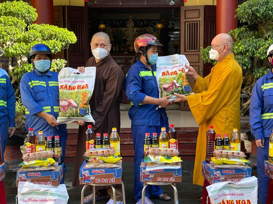 Ban Trị sự Phật giáo quận Sơn Trà, chùa Pháp Hội trao đến công nhân vệ sinh môi trường, bà con khó khăn hàng trăm suất quà Ban Trị sự Phật giáo quận Sơn Trà, chùa Pháp Hội trao đến công nhân vệ sinh môi trường, bà con khó khăn hàng trăm suất quà