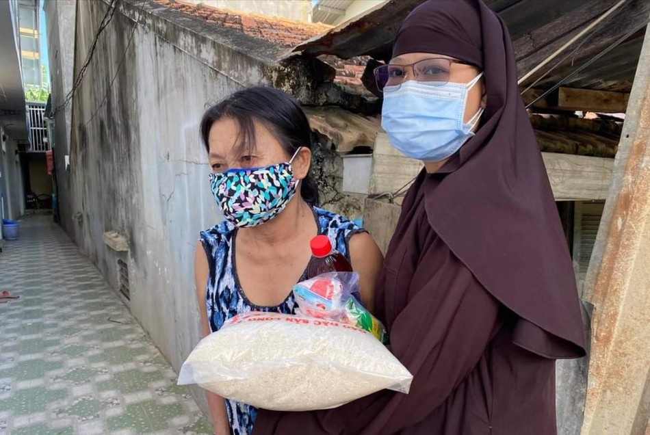 Sư cô Thích nữ Diệu Ân trao quà đến người nghèo trên địa bàn TP.Nha Trang