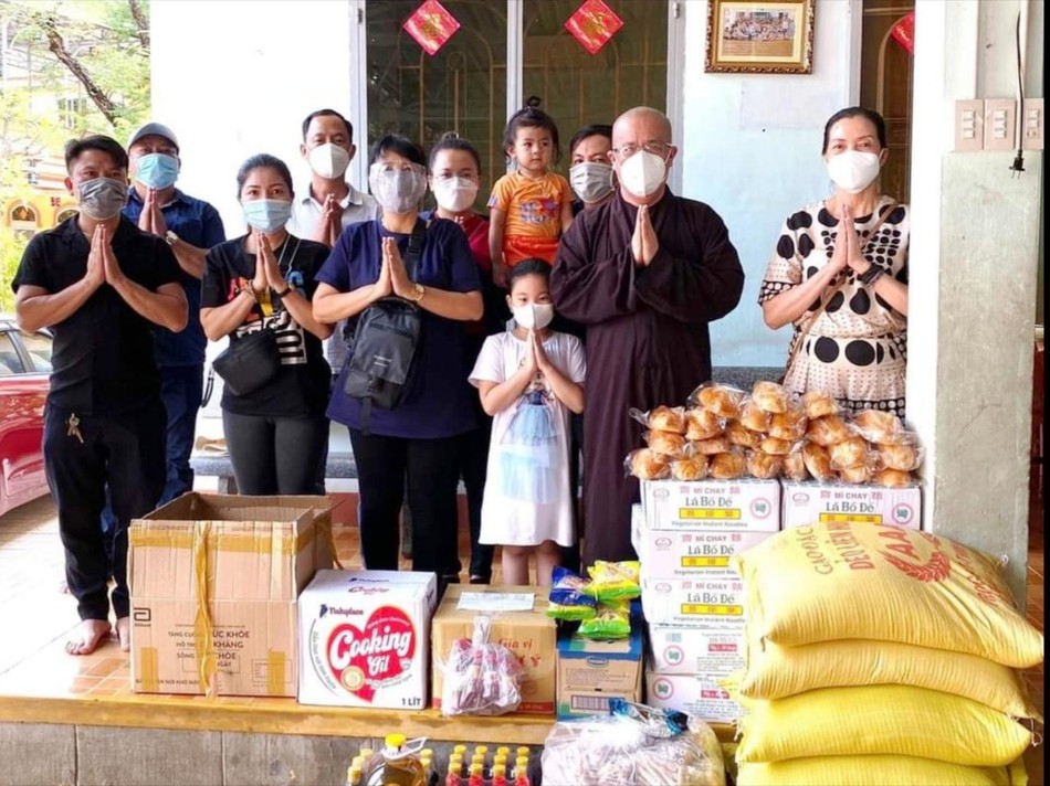Đoàn thiện nguyện đã trao quà cho Đại đức Thích Thanh Quang để chăm lo đến các trẻ em Đoàn thiện nguyện đã trao quà cho Đại đức Thích Thanh Quang để chăm lo đến các trẻ em