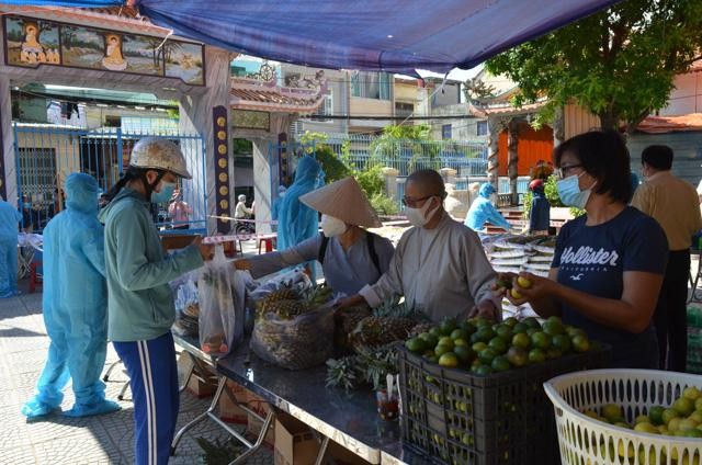 Chùa Phổ Hiền chia sẻ với những gia đình khó khăn qua hình thức chợ 0 đồng