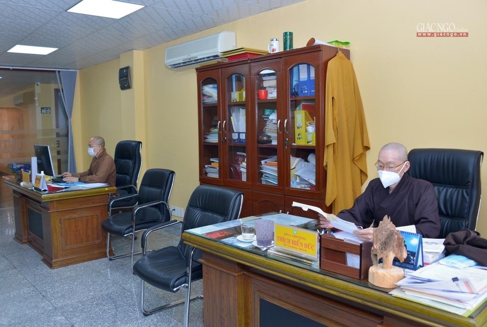 Chư tôn đức các bộ phận hành chánh làm việc vào sáng nay 4-10 Chư tôn đức các bộ phận hành chánh làm việc vào sáng nay 4-10