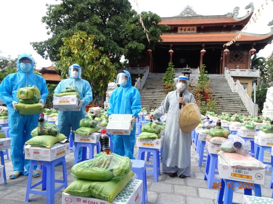 500 phần quà được trao đến những gia đình khó khăn trong mùa dịch bệnh 500 phần quà được trao đến những gia đình khó khăn trong mùa dịch bệnh