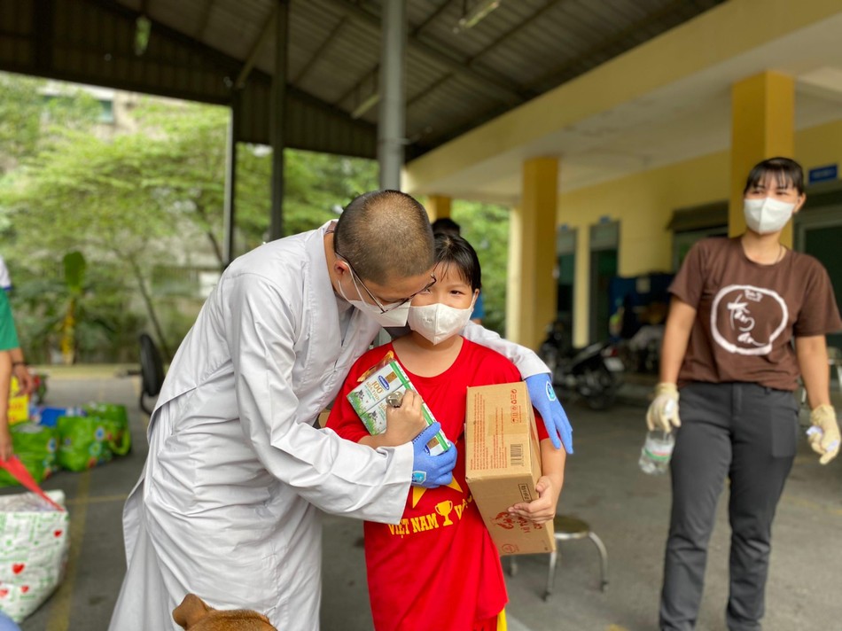 Sư cô Thích nữ Huệ Đức trao quà đến trẻ em Sư cô Thích nữ Huệ Đức trao quà đến trẻ em