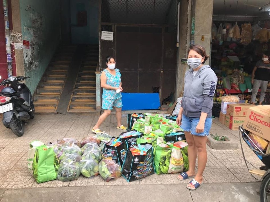 Trao quà đến các khu trọ có lao động khó khăn - Ảnh: T.N Trao quà đến các khu trọ có lao động khó khăn - Ảnh: T.N