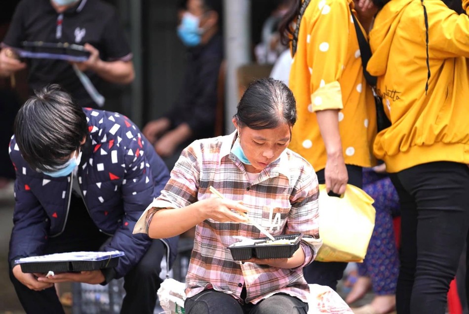 Bà con tạm nghỉ dùng bữa để tiếp tục hành trình Bà con tạm nghỉ dùng bữa để tiếp tục hành trình