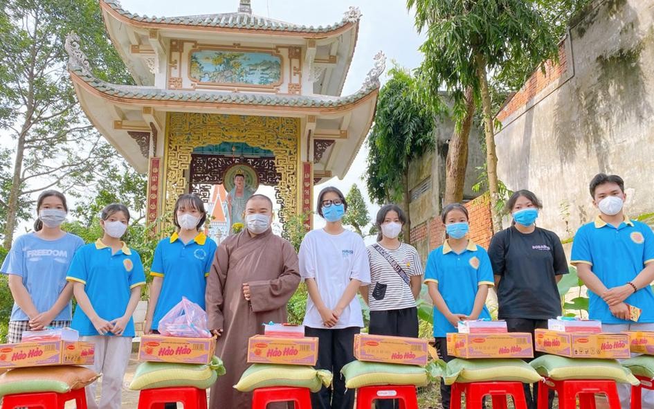 Đại đức Thích Nguyên Lộc trao quà cho học sinh khó khăn Đại đức Thích Nguyên Lộc trao quà cho học sinh khó khăn