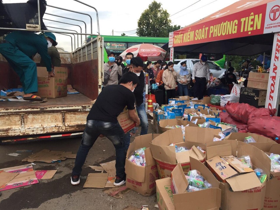 Quà, cơm, nước hỗ trợ bà con về từ vùng dịch Quà, cơm, nước hỗ trợ bà con về từ vùng dịch