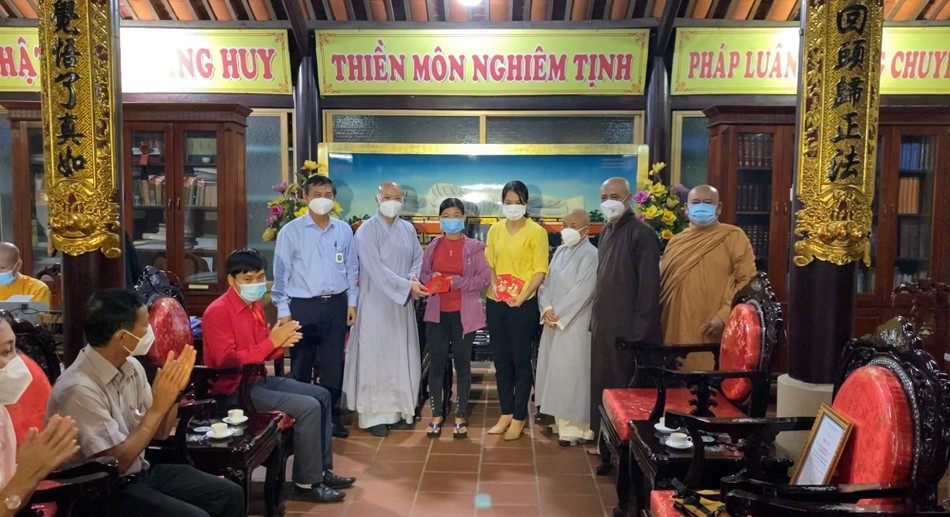 Ban Trị sự, Phân ban Ni giới Phật giáo tỉnh Bình Dương trao học bổng đến các em học sinh Ban Trị sự, Phân ban Ni giới Phật giáo tỉnh Bình Dương trao học bổng đến các em học sinh