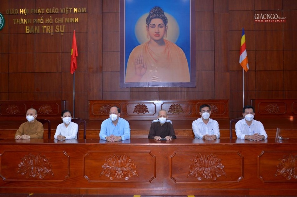 Đại diện lãnh đạo TP, Ban Trị sự Phật giáo TP và Bệnh viện Hồi sức Covid-19