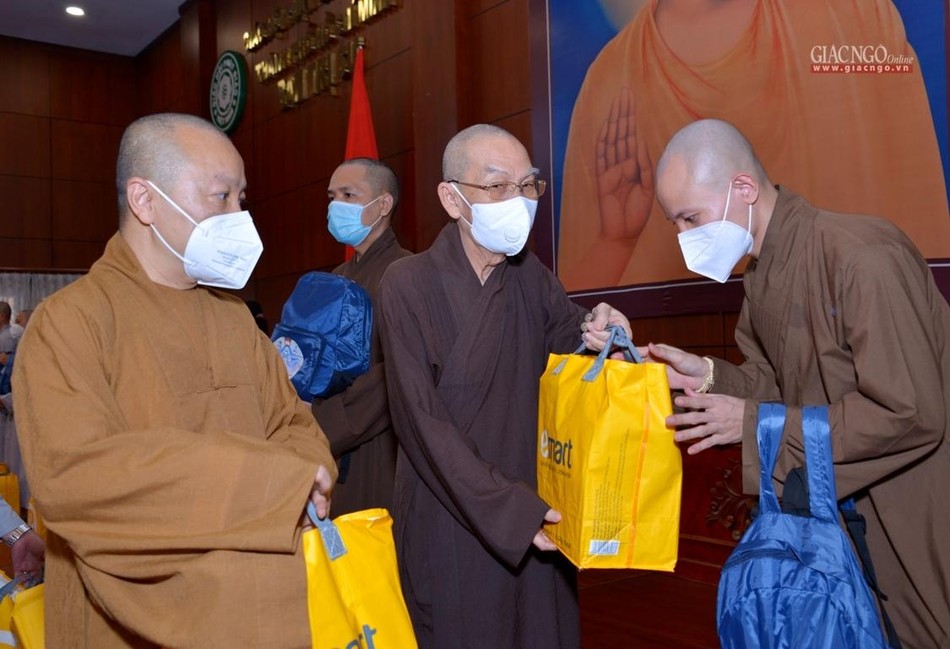 Hòa thượng Thích Thiện Đức trao quà đến tình nguyện viên