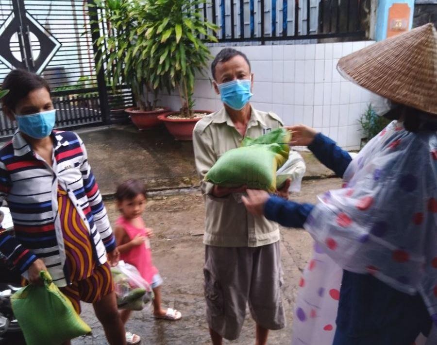 Người dân các khu phố thuộc phường Trảng Dài nhận quà trong mùa dịch bệnh Người dân các khu phố thuộc phường Trảng Dài nhận quà trong mùa dịch bệnh
