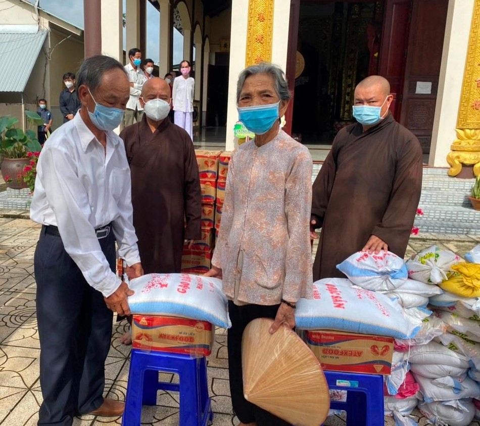 Những phần quà được chia sẻ đến bà con các xã: Phú An Hòa, Tiên Long, Tân Thạch