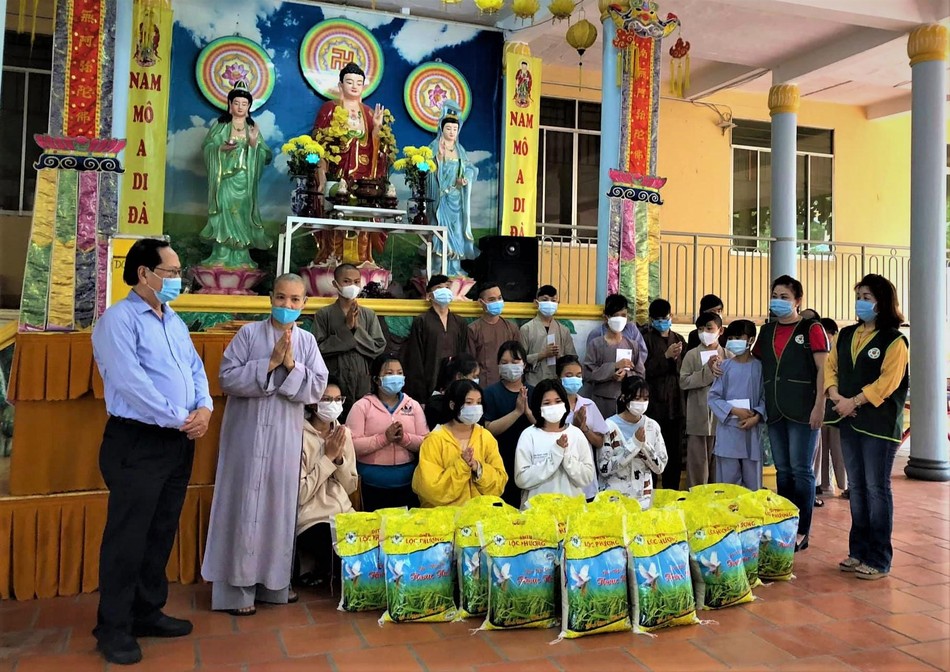 Tiến sĩ, bác sĩ Trương Tấn Minh trao quà đến các bé mồ côi được giáo dưỡng tại chùa Lộc Thọ Tiến sĩ, bác sĩ Trương Tấn Minh trao quà đến các bé mồ côi được giáo dưỡng tại chùa Lộc Thọ