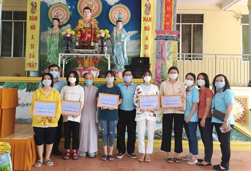 Nhóm Tâm Đức trao học bổng cho học sinh nghèo hiếu học Nhóm Tâm Đức trao học bổng cho học sinh nghèo hiếu học