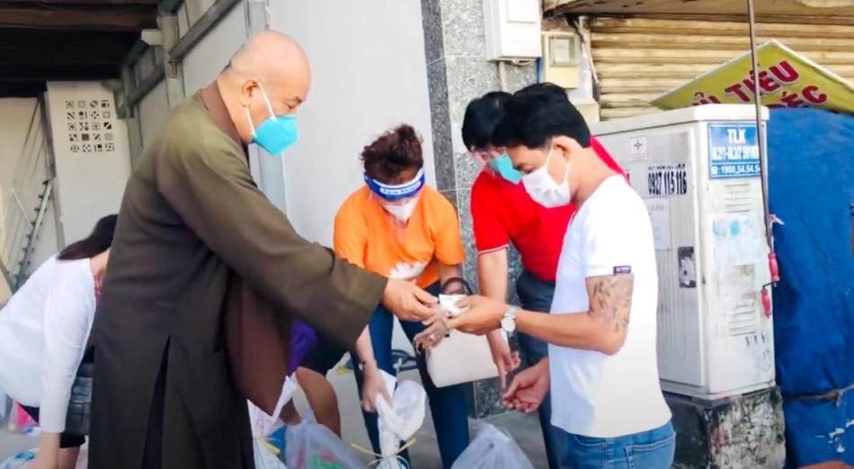 Hòa thượng Thích Chơn Tịnh trao quà đến các gia đình khó khăn ảnh hưởng bởi Covid-19 Hòa thượng Thích Chơn Tịnh trao quà đến các gia đình khó khăn ảnh hưởng bởi Covid-19