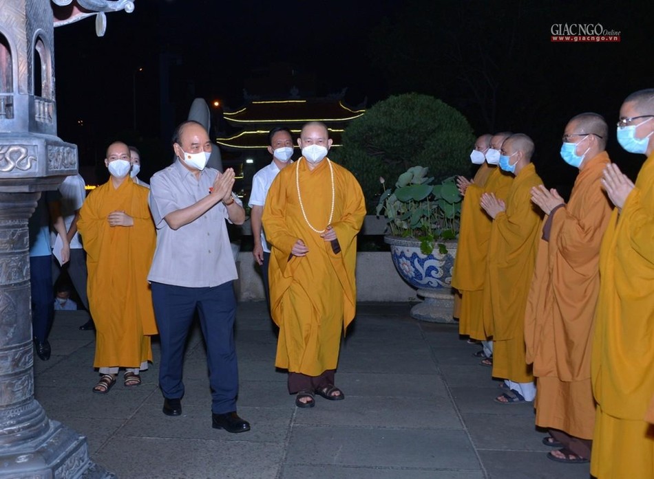 Chư Tăng đón tiếp Chủ tịch nước đến thăm chùa Vĩnh Nghiêm
