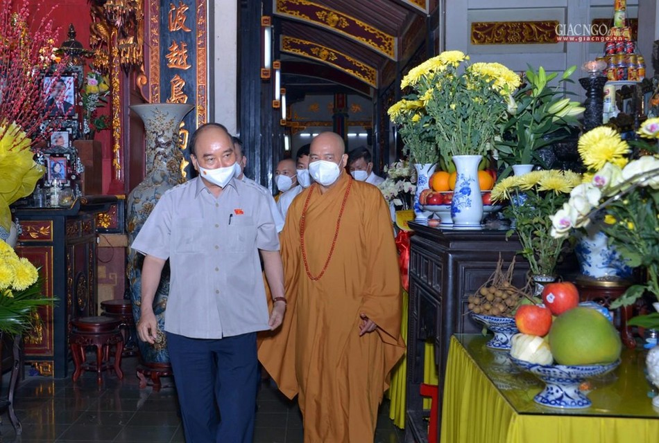 Thượng toạ Thích Thanh Phong hướng dẫn Chủ tịch nước lên chánh điện