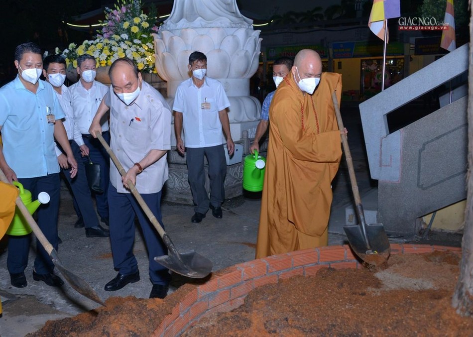 Trồng cây lưu niệm