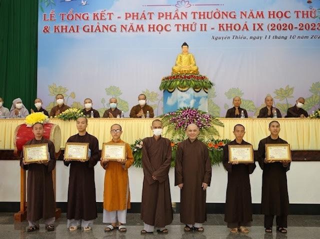 Thượng tọa Thích Đồng Thành trao thưởng cho tất cả Tăng Ni sinh đạt loại giỏi và xuất sắc Thượng tọa Thích Đồng Thành trao thưởng cho tất cả Tăng Ni sinh đạt loại giỏi và xuất sắc