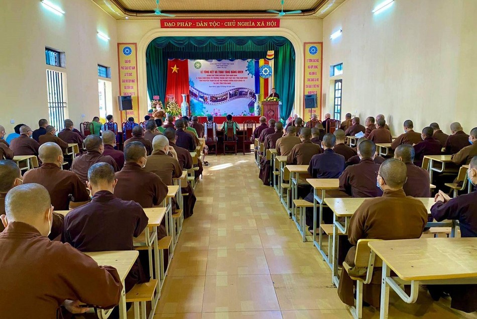 Quang cảnh lễ tổng kết và trao Bằng khen đến 20 vị Tăng phát nguyện tham gia chống dịch Covid-19 tại các tỉnh phía Nam