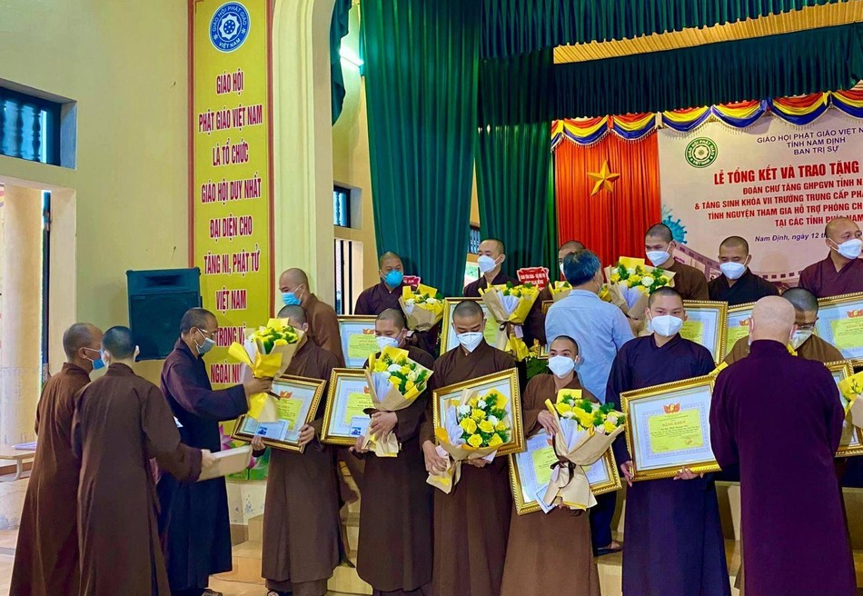 Trao Bằng khen và hoa chúc mừng đến 20 vị Tăng hoàn thành xuất sắc nhiệm vụ