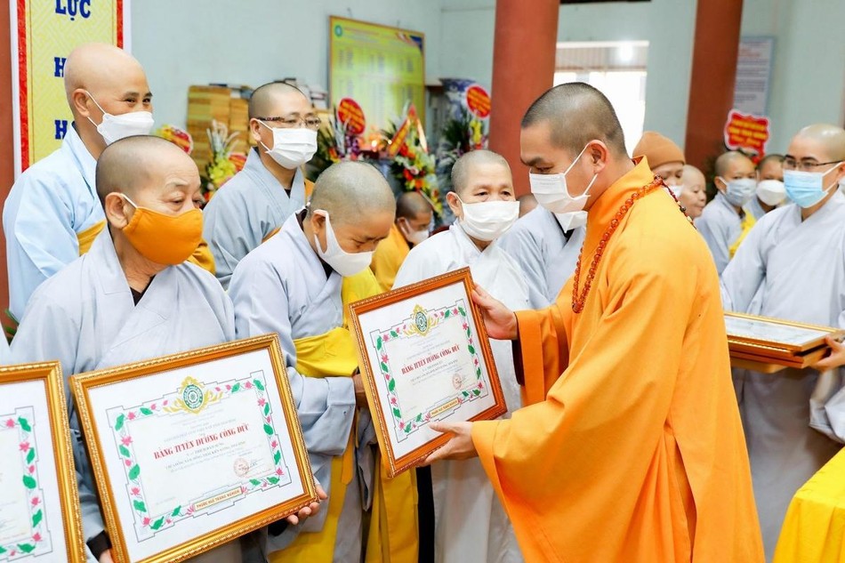 Chư Ni nhận Bằng tuyên dương công đức của Ban Trị sự Phật giáo tỉnh Thái Bình Chư Ni nhận Bằng tuyên dương công đức của Ban Trị sự Phật giáo tỉnh Thái Bình