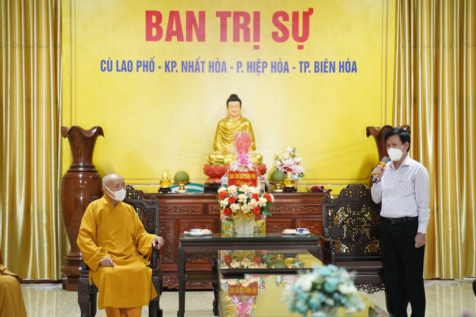 Ông Nguyễn Ánh Chức chúc sức khỏe đến chư tôn đức Ban Thường trực