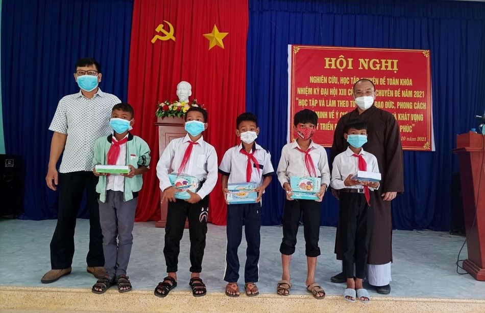 Tặng đồ dùng học tập cho học sinh dân tộc ở huyện Khánh Vĩnh Tặng đồ dùng học tập cho học sinh dân tộc ở huyện Khánh Vĩnh