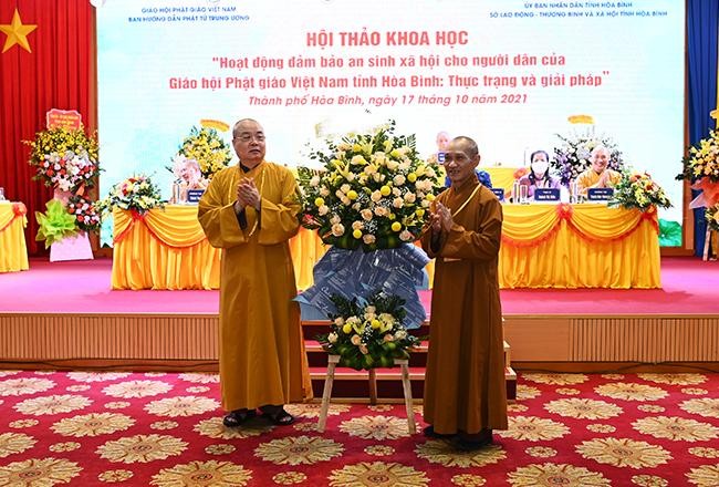 Hòa thượng Thích Thanh Nhiễu tặng hoa chúc mừng Hòa thượng Thích Thanh Nhiễu tặng hoa chúc mừng