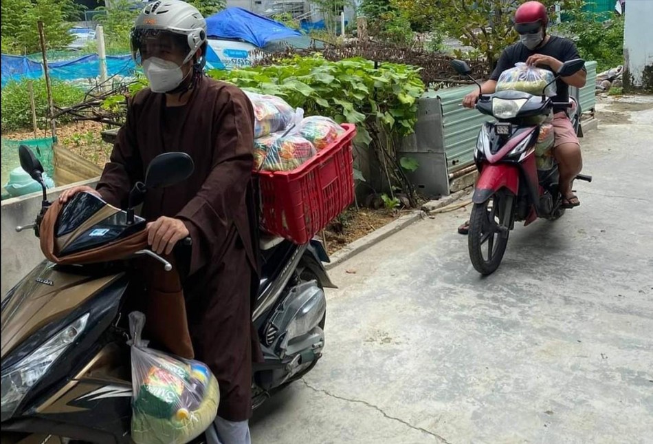 Đại đức Thích Thông Thuận chở quà đến trao người nghèo trên địa bàn TP.Nha Trang Đại đức Thích Thông Thuận chở quà đến trao người nghèo trên địa bàn TP.Nha Trang