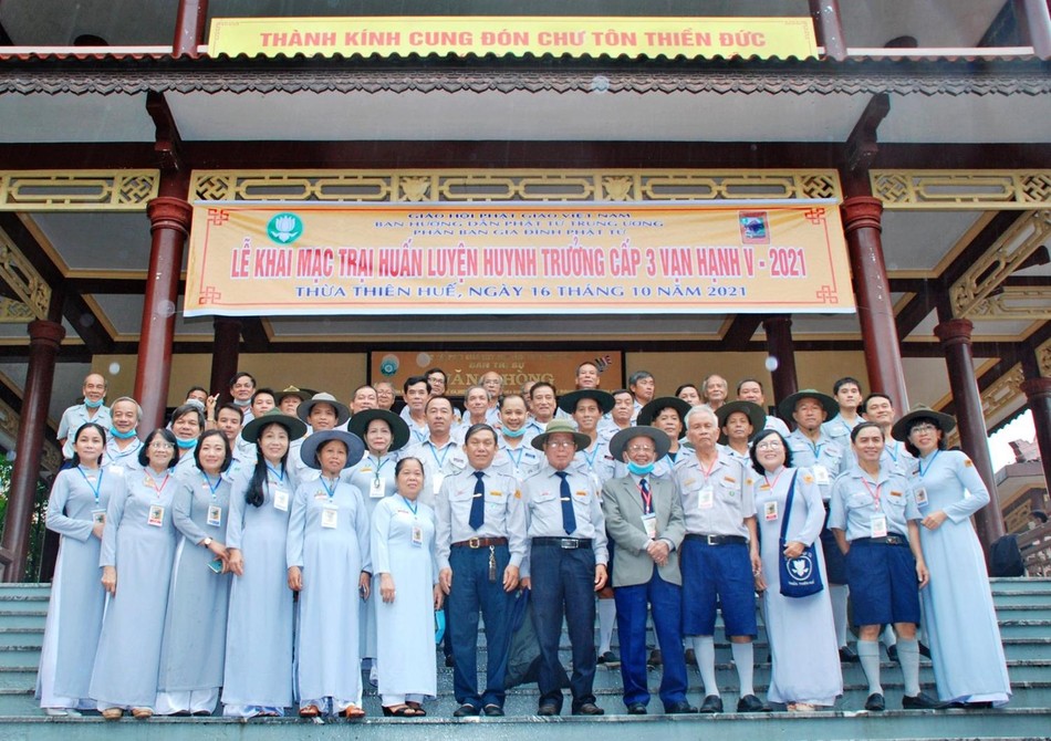 Trại sinh Vạn Hạnh V chụp ảnh lưu niệm