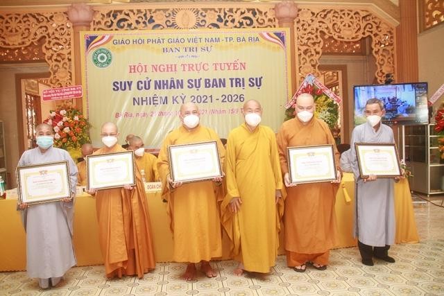 Chư tôn đức nhận Bằng tuyên dương công đức của Ban Trị sự GHPGVN tỉnh