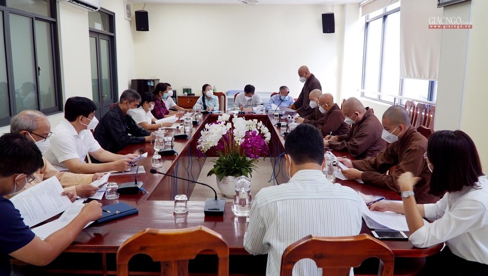 Hòa thượng Thích Huệ Thông góp ý kiến tại buổi họp