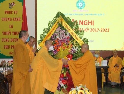 Hòa thượng Thích Đức Thanh, Trưởng ban Trị sự GHPGVN Thừa Thiên Huế tặng hoa chúc mừng Hòa thượng Thích Đức Thanh, Trưởng ban Trị sự GHPGVN Thừa Thiên Huế tặng hoa chúc mừng