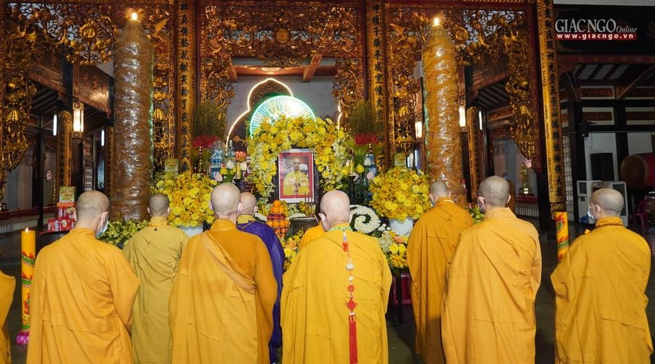 Chư tôn đức thành kính dâng hương tưởng niệm Đức Pháp chủ GHPGVN