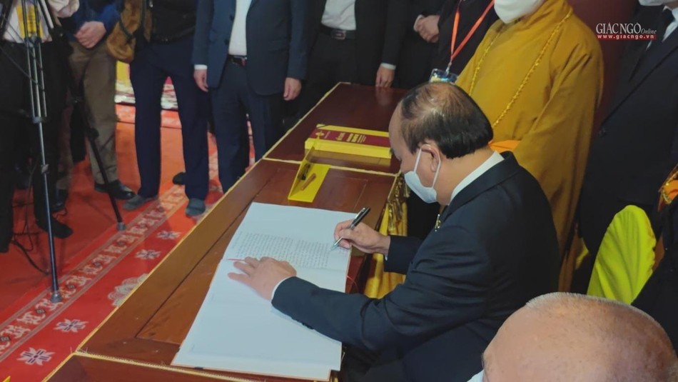 Chủ tịch nước Nguyễn Xuân Phúc viết sổ tang lưu niệm Chủ tịch nước Nguyễn Xuân Phúc viết sổ tang lưu niệm