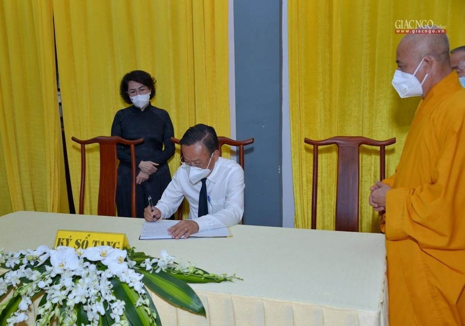 Ông Nguyễn Hữu Hiệp viết sổ tang phân ưu cùng GHPGVN