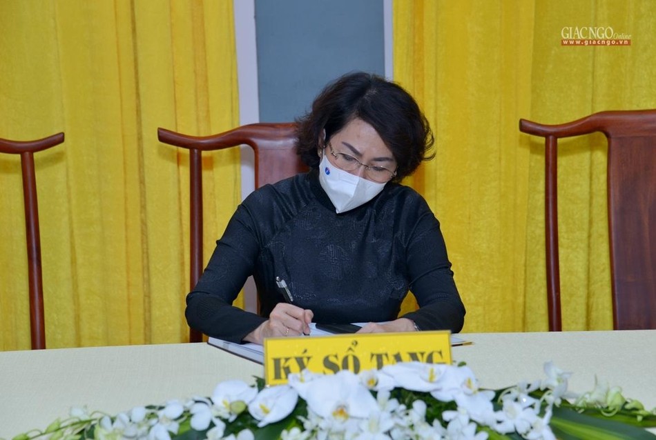 Bà Tô Thị Bích Châu viết sổ tang phân ưu