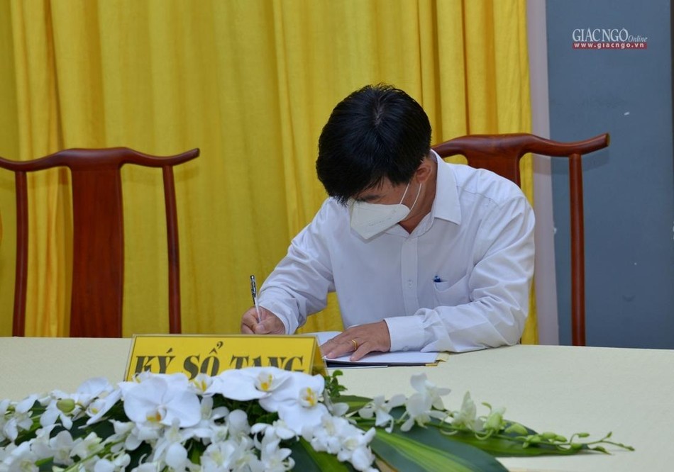 Ông Nguyễn Văn Lượng viết sổ tang phân ưu cùng chư tôn đức Tăng Ni, Phật tử