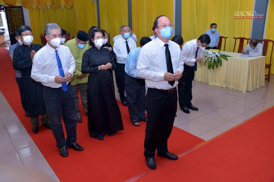 Ông Nguyễn Hồ Hải thay mặt lãnh đạo Thành ủy cùng các cơ quan TP.HCM dâng hương tưởng niệm Đức Pháp chủ GHPGVN