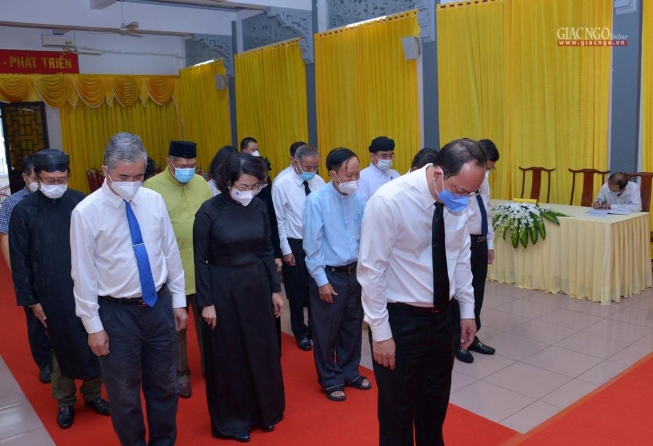 Cùng dành phút mặc niệm