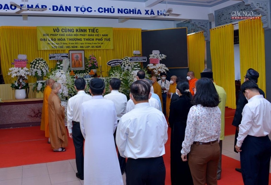 Một phút mặc niệm thành kính tưởng niệm