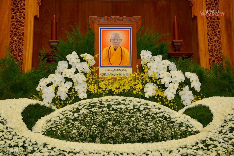 Di ảnh Đức Pháp chủ - Đại lão Hòa thượng Thích Phổ Tuệ tại Tổ đường Việt Nam Quốc Tự