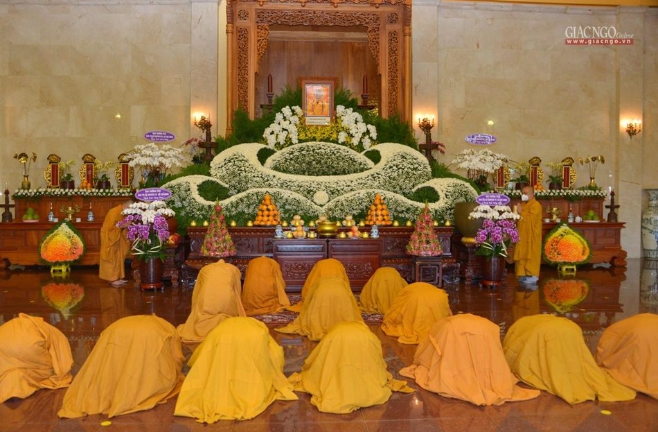 Chư tôn đức Ban Trị sự GHPGVN TP.HCM đảnh lễ trước hương án, di ảnh của Đức Pháp chủ GHPGVN - Đại lão Hòa thượng Thích Phổ Tuệ