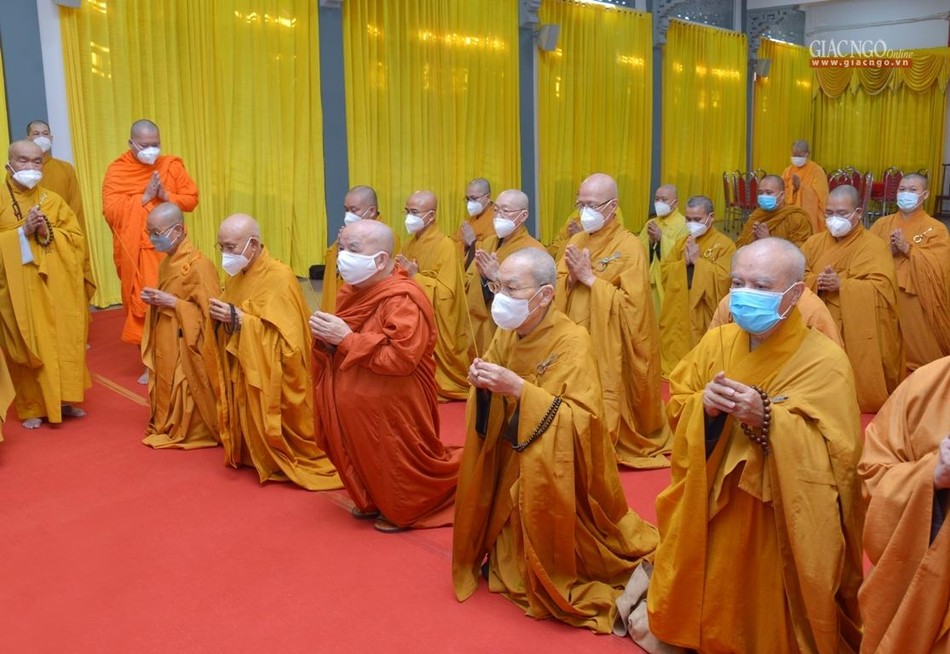 Chư tôn đức Ban Trị sự GHPGVN TP.HCM, các ban chuyên môn, Ban Trị sự quận huyện thành kính tưởng niệm Đức Pháp chủ