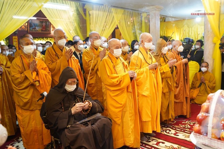 Chư tôn giáo phẩm Hội đồng Chứng minh, Hội đồng Trị sự dâng hương tưởng niệm Đức Pháp chủ GHPGVN Chư tôn giáo phẩm Hội đồng Chứng minh, Hội đồng Trị sự dâng hương tưởng niệm Đức Pháp chủ GHPGVN