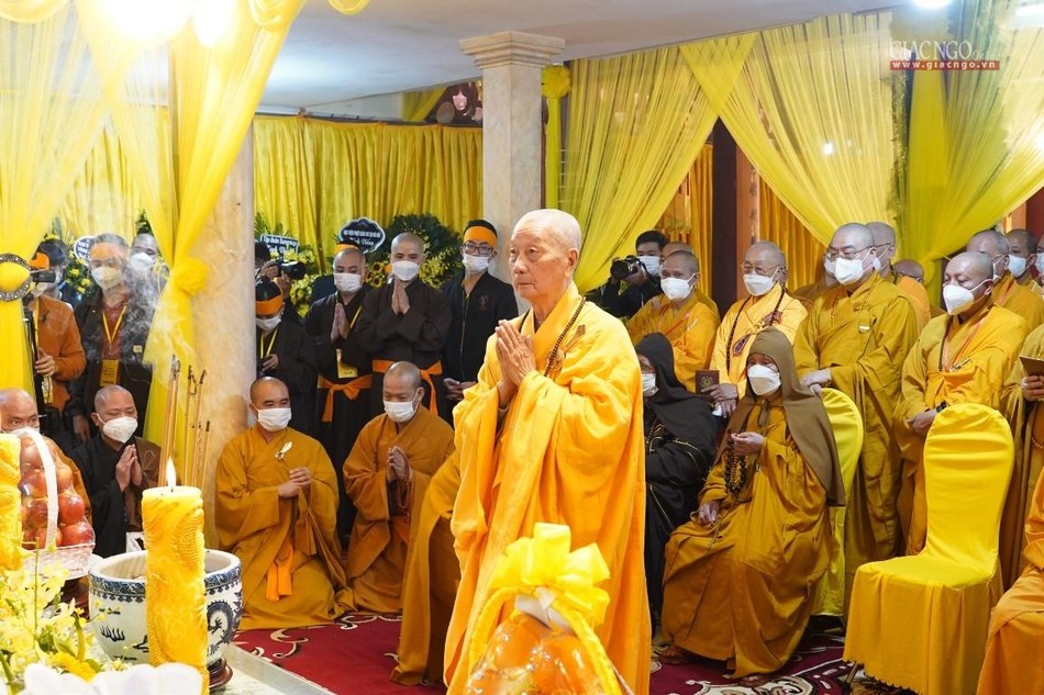 Trưởng lão Hòa thượng Thích Trí Quảng đảnh lễ Giác linh Đức Pháp chủ GHPGVN
