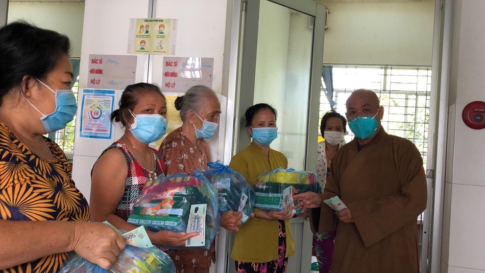 Trao quà đến bà con nghèo 3 xã Long Trạch, Tân Trạch, Phước Dong Trao quà đến bà con nghèo 3 xã Long Trạch, Tân Trạch, Phước Dong